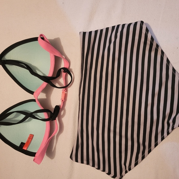 Cute bikini size small floral push-up top and Medium black and grey bottoms. - Picture 4 of 6
